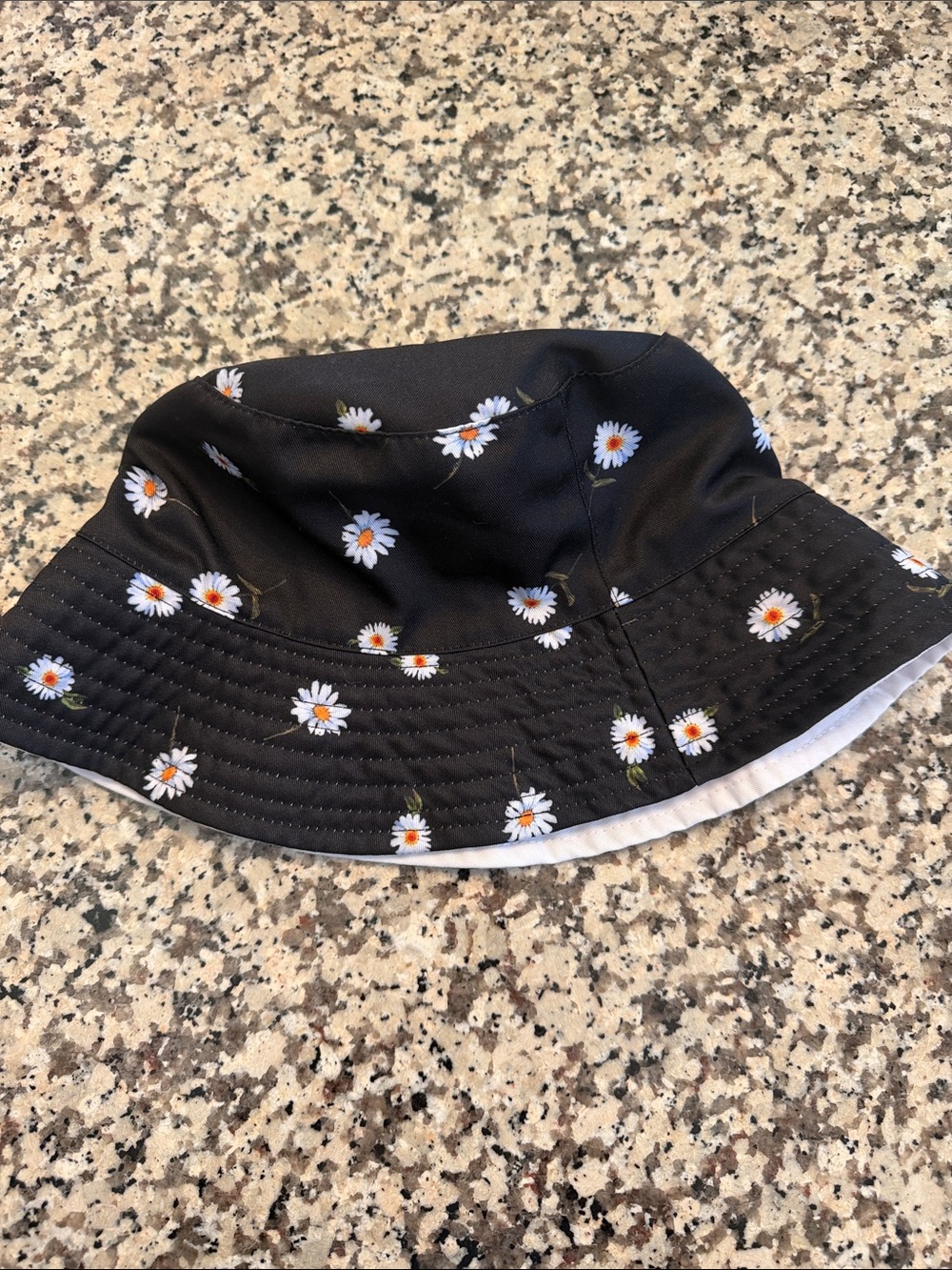 Alice + Olivia reversible Bucket hat Black Daisy Print